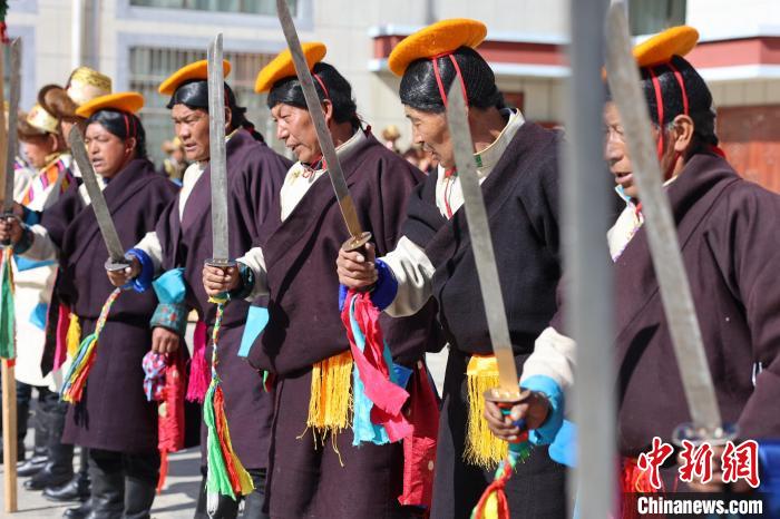 圖為藝人們手持藏刀表演加麻百·甲江?！愔闈扇?攝