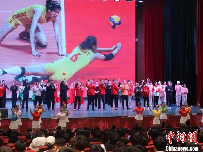 2023年全國(guó)青少年女排集訓(xùn)閉幕式現(xiàn)場(chǎng)。　天津體育學(xué)院供圖