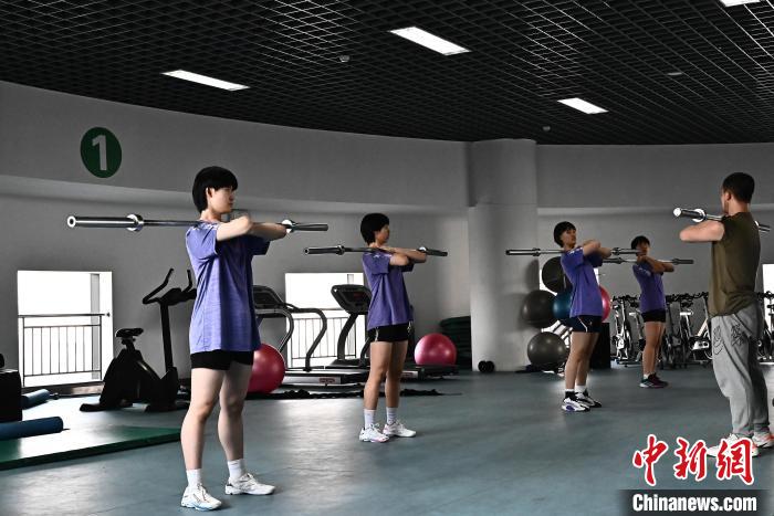 圖為全國(guó)青少年女排在天津進(jìn)行集訓(xùn)?！√旖蝮w育學(xué)院供圖