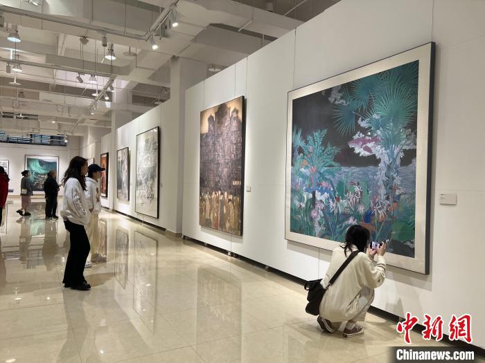 圖為全國(guó)青年教師中國(guó)畫(huà)學(xué)術(shù)邀請(qǐng)展吸引學(xué)生觀展?！＄婌?攝