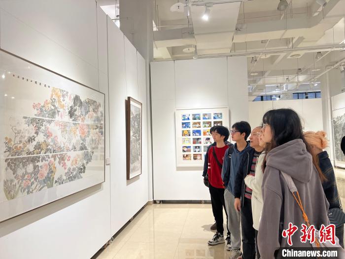 圖為全國(guó)青年教師中國(guó)畫(huà)學(xué)術(shù)邀請(qǐng)展現(xiàn)場(chǎng)?！＄婌?攝