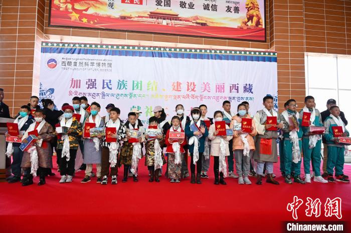 圖為部分獲獎(jiǎng)學(xué)生合影?！≮w朗 攝