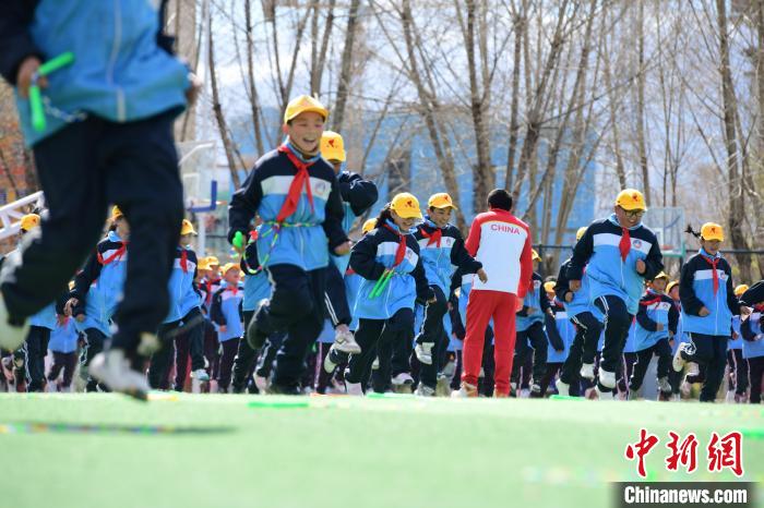 圖為學生在跳繩教練齊景龍的指導(dǎo)下做準備運動?！∝暩聛硭?攝