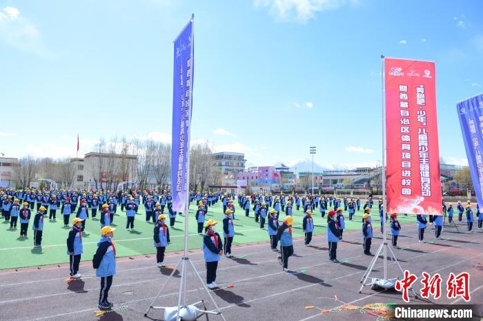 圖為學生在跳繩教練齊景龍的指導(dǎo)下做準備運動?！∝暩聛硭?攝