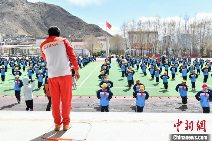 圖為學生在跳繩教練齊景龍的指導(dǎo)下做準備運動?！∝暩聛硭?攝