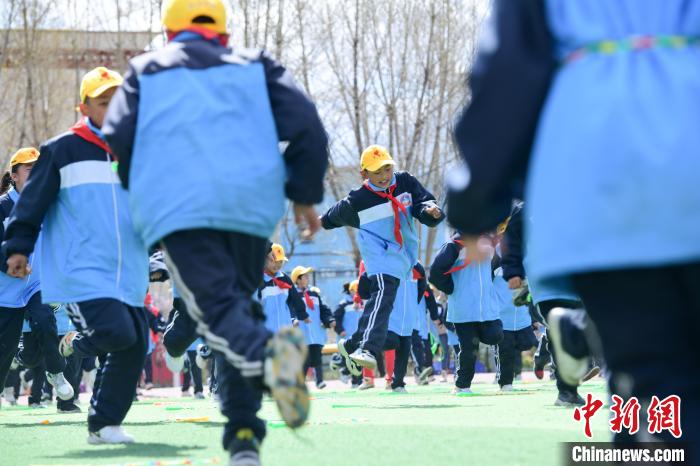 圖為學生在跳繩教練齊景龍的指導(dǎo)下做準備運動?！∝暩聛硭?攝