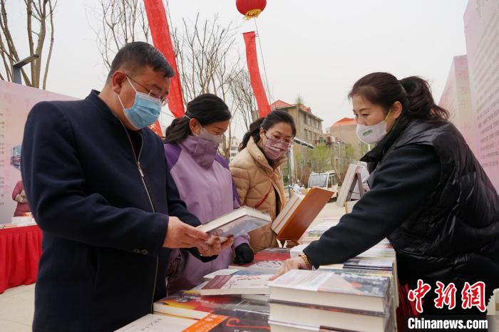 圖為民眾在活動現(xiàn)場購書。　馬銘言 攝
