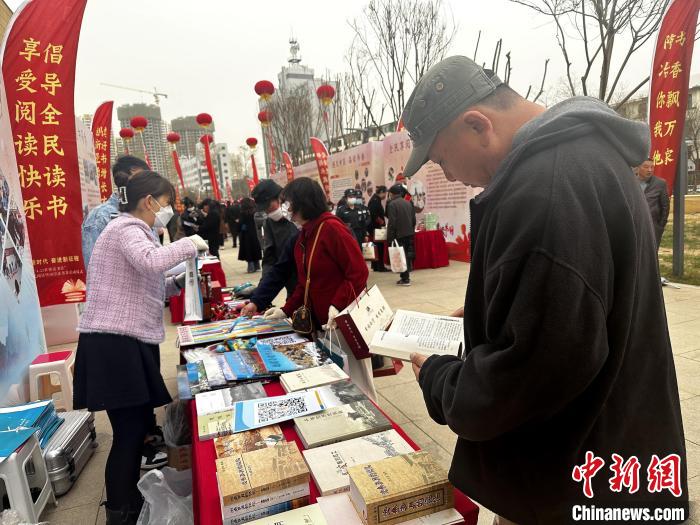 圖為民眾在活動現(xiàn)場讀書、購書?！±铍h 攝