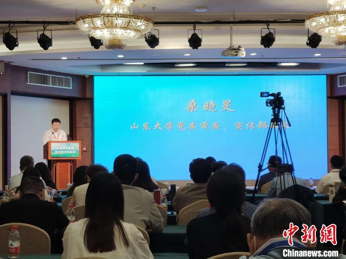 山東大學(xué)黨委常委、宣傳部部長(zhǎng)桑曉旻在現(xiàn)場(chǎng)致辭?！⊥醪赦?攝