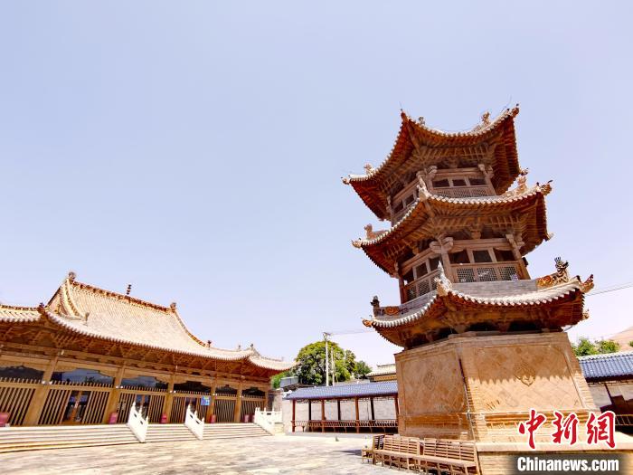 圖為阿河灘清真寺局部?！?zhí)砀?攝