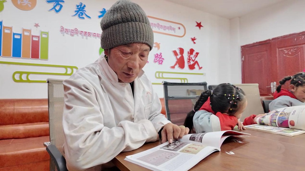 一位當(dāng)?shù)卮迕窈秃⒆觽冊(cè)谀良視堇锉M情享受閱讀時(shí)光。申扎縣融媒體中心供圖