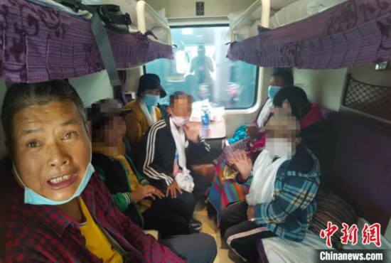 圖為乘坐Z266次列車的西藏先心病患兒和陪同人員。拉薩車站 供圖