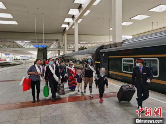 圖為拉薩車站工作人員為西藏先心病患兒和陪同人員提供“綠色”接力幫扶，并開通了專門通道，讓他們快速進(jìn)站上車。拉薩車站 供圖