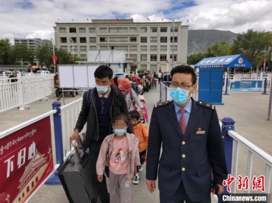 圖為拉薩車站工作人員為西藏先心病患兒和陪同人員提供“綠色”接力幫扶，并開通了專門通道，讓他們快速進(jìn)站上車。拉薩車站 供圖