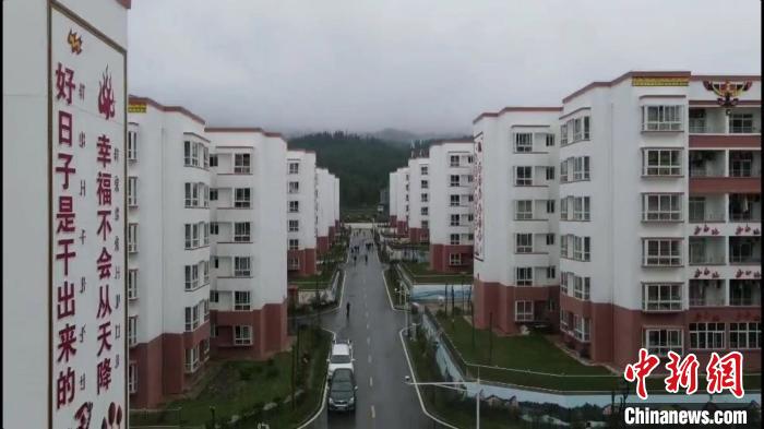 越西縣最大的易地扶貧搬遷安置點——城北感恩社區(qū)?！『武?攝