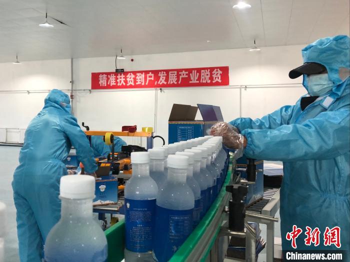 圖為阿里地區(qū)措勤縣某飲用水加工公司，該公司以“基地+公司+貧困民眾”為運(yùn)營(yíng)模式，帶動(dòng)貧困民眾68戶232人?！≈x牧 攝