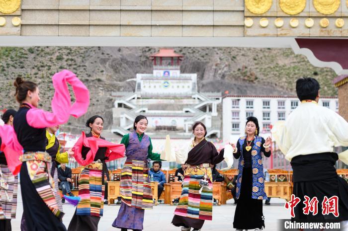 圖為西藏昌都市洛隆縣易地搬遷安置點(diǎn)阿托卡小康示范新村村民載歌載舞慶脫貧(資料圖)?！『闻罾?攝