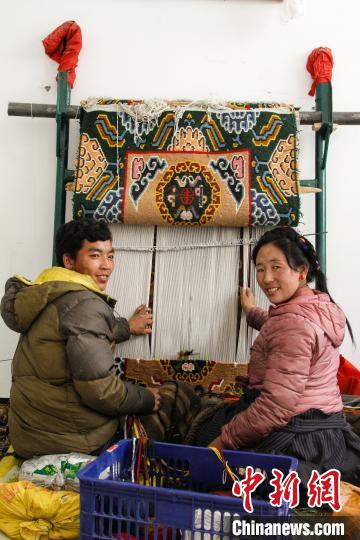 圖為1月15日，在日喀則市謝瑪氆氌農(nóng)村合作社，拉孜村一對夫婦在編織卡墊(資料圖)。　趙朗 攝
