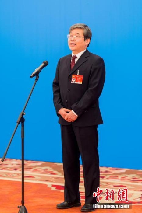 3月10日，全國政協(xié)十三屆四次會(huì)議第三場(chǎng)“委員通道”采訪活動(dòng)在北京人民大會(huì)堂新聞發(fā)布廳舉行。圖為全國政協(xié)委員阿拉坦倉通過網(wǎng)絡(luò)視頻方式接受媒體采訪。<a target='_blank' ><p  align=