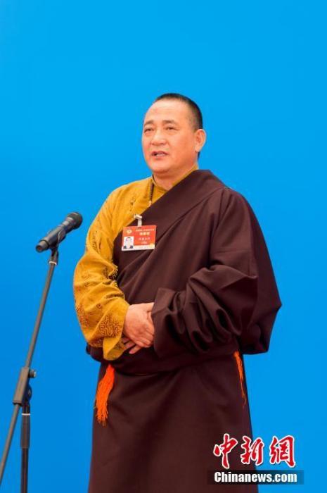 3月10日，全國政協(xié)十三屆四次會(huì)議第三場(chǎng)“委員通道”采訪活動(dòng)在北京人民大會(huì)堂新聞發(fā)布廳舉行。圖為全國政協(xié)委員洛桑山丹通過網(wǎng)絡(luò)視頻方式接受媒體采訪。<a target='_blank' ><p  align=