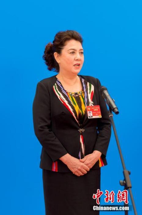 3月10日，全國政協(xié)十三屆四次會(huì)議第三場(chǎng)“委員通道”采訪活動(dòng)在北京人民大會(huì)堂新聞發(fā)布廳舉行。圖為全國政協(xié)委員古麗帕麗·阿不都拉通過網(wǎng)絡(luò)視頻方式接受媒體采訪。<a target='_blank' ><p  align=