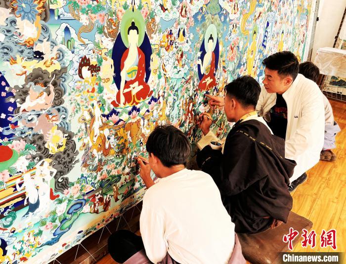 青海唐卡藝術小鎮(zhèn)：“勞模畫師”師帶徒，文化扶貧富一方