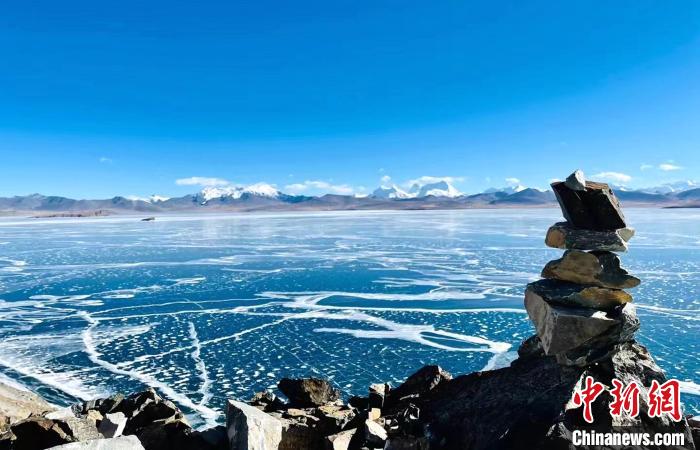 圖為普瑪江塘鄉(xiāng)境內(nèi)的雪山、冰湖美景?！±丝ㄗ涌h網(wǎng)信辦供圖