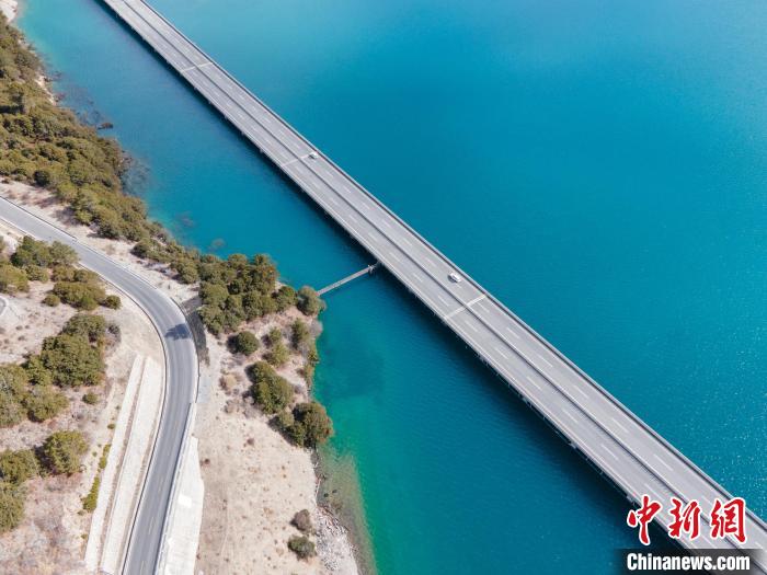 圖為西藏林拉高等級公路多布湖段風(fēng)光?！〗w波 攝