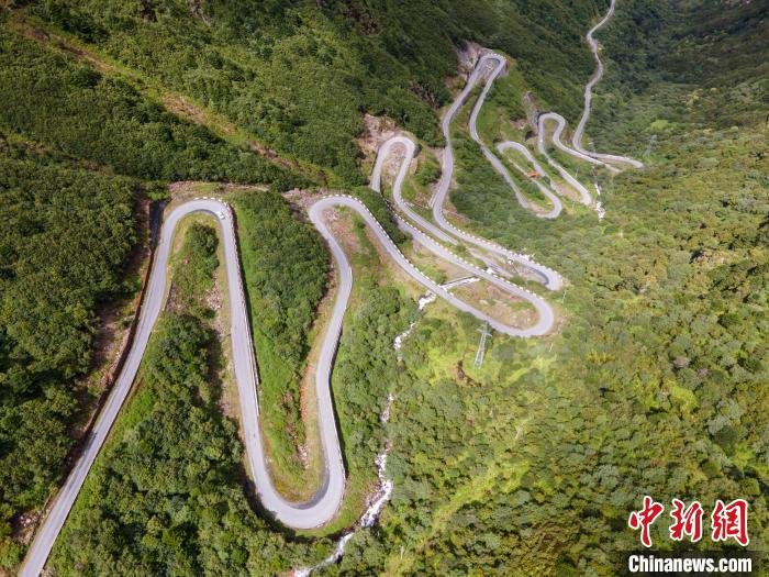 圖為西藏山南錯那縣的盤山公路，錯那縣被命名為全國“四好農(nóng)村路”示范縣?！〗w波 攝