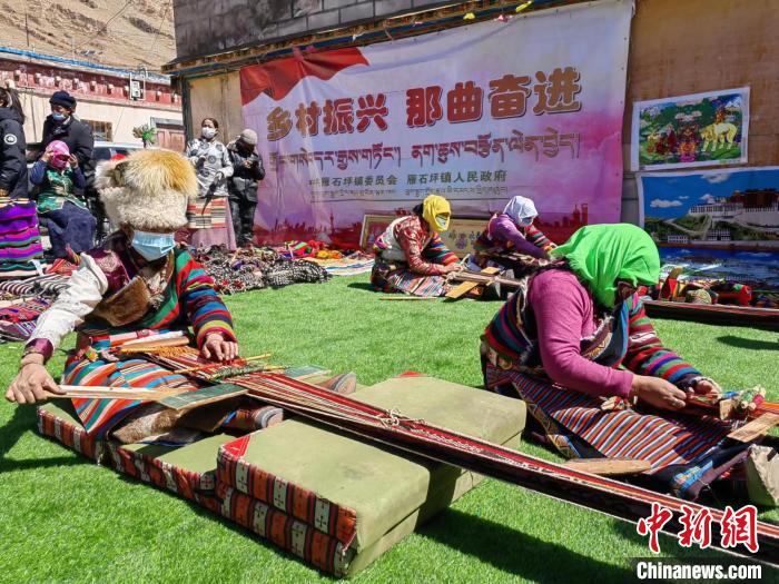 圖為2022年，安多縣雁石坪鎮(zhèn)“鄉(xiāng)村振興那曲奮進”編織技藝比賽現(xiàn)場。資料圖 那曲市“鄉(xiāng)村振興 那曲奮進”活動辦供圖