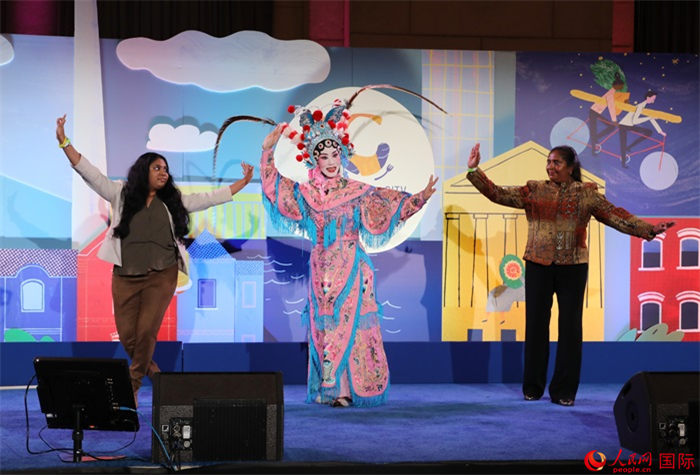 當(dāng)?shù)厝A人京劇社團(tuán)的青年演員現(xiàn)場(chǎng)表演京劇選段，并與現(xiàn)場(chǎng)觀眾近距離互動(dòng)。人民網(wǎng)記者 李志偉攝