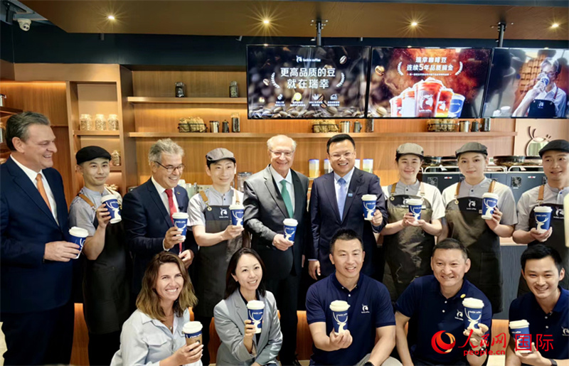 巴西副總統(tǒng)阿爾克明在北京某咖啡店推廣巴西咖啡。人民網(wǎng)記者 符園園攝