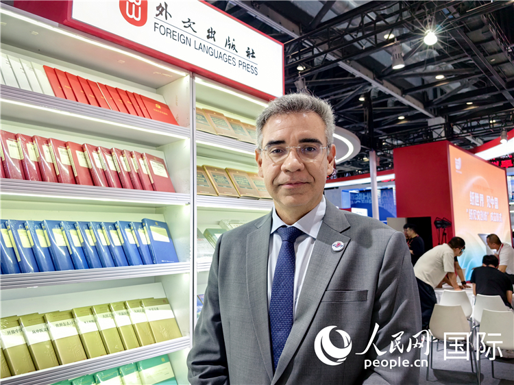 巴西東進(jìn)出版社社長(zhǎng)高文勇接受人民網(wǎng)專訪。人民網(wǎng)記者 符園園攝