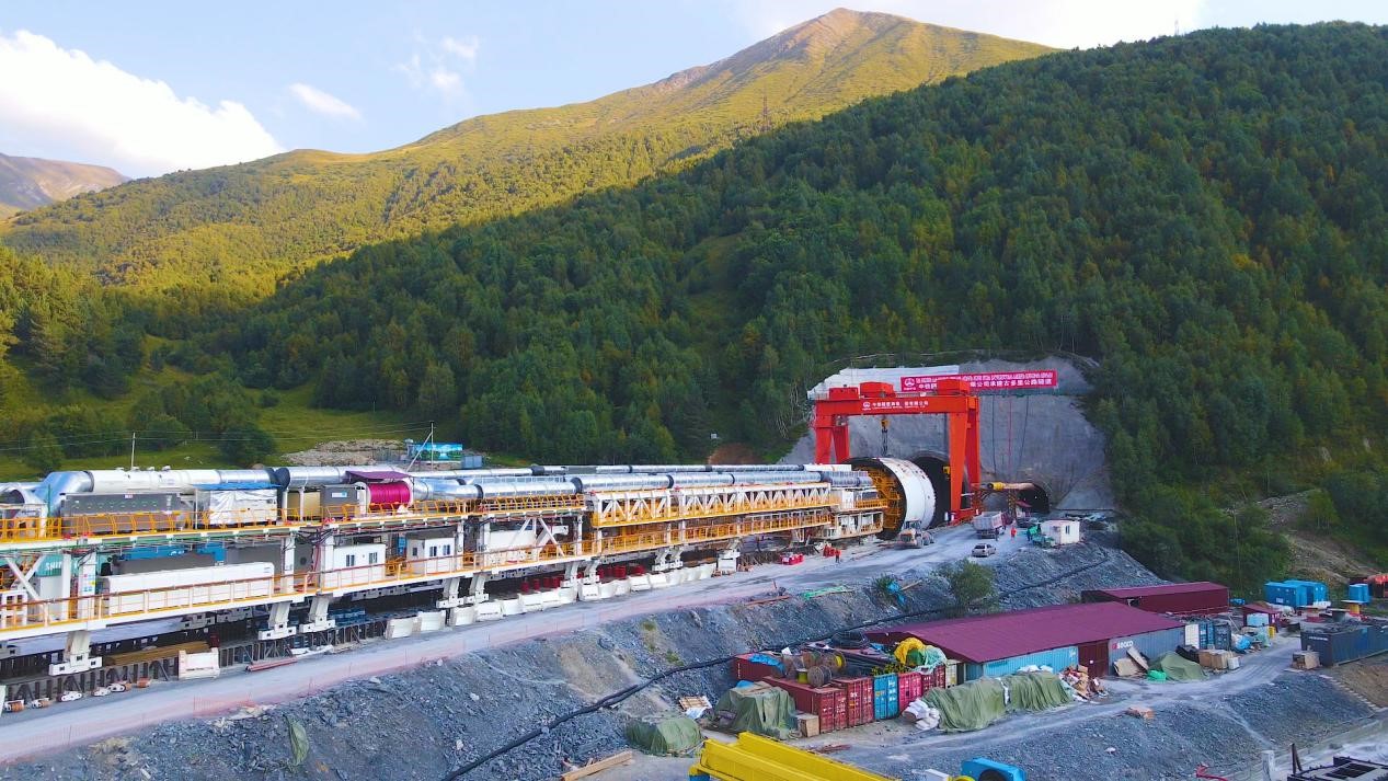 “高加索號(hào)”單護(hù)盾硬巖掘進(jìn)機(jī)（TBM）。中鐵隧道局格魯吉亞KK公路隧道項(xiàng)目部供圖