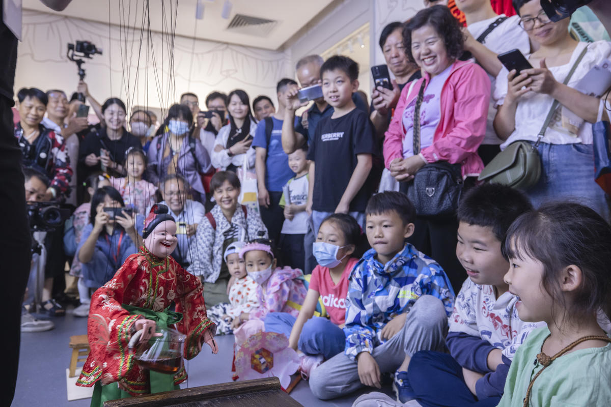 5月1日，廣州市白鵝潭大灣區(qū)藝術(shù)中心非物質(zhì)文化遺產(chǎn)館內(nèi)，精彩的梅縣提線木偶戲表演吸引了眾多游客駐足觀賞。 來(lái)源：人民圖片網(wǎng)