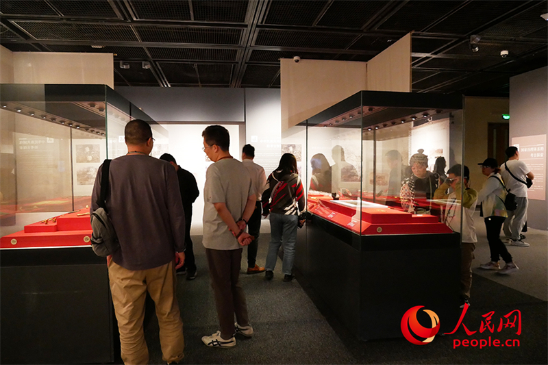“五一”假期，游客在首都博物館參觀展覽。人民網(wǎng)記者 韋衍行攝