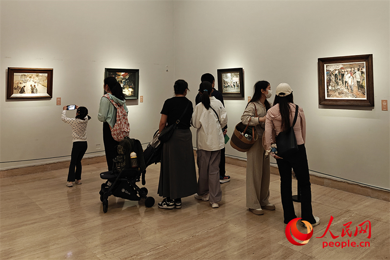 “五一”假期，游客在中國美術(shù)館參觀“大美勞動者——中國美術(shù)館藏勞動題材美術(shù)作品展（第二期）”。人民網(wǎng)記者 韋衍行攝