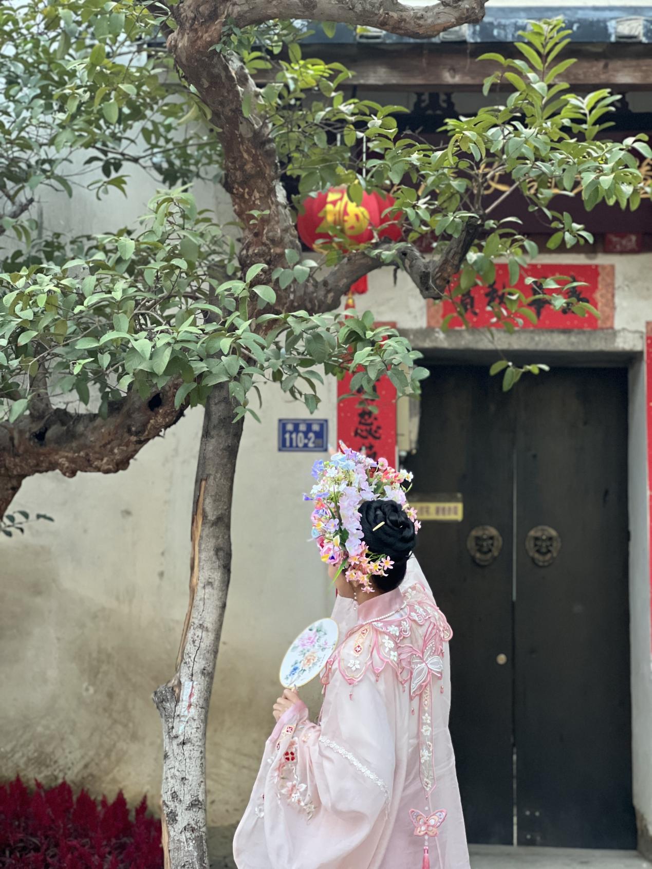 福建泉州，頭戴簪花的游客正拍照留念。人民網(wǎng) 歐陽(yáng)易佳攝