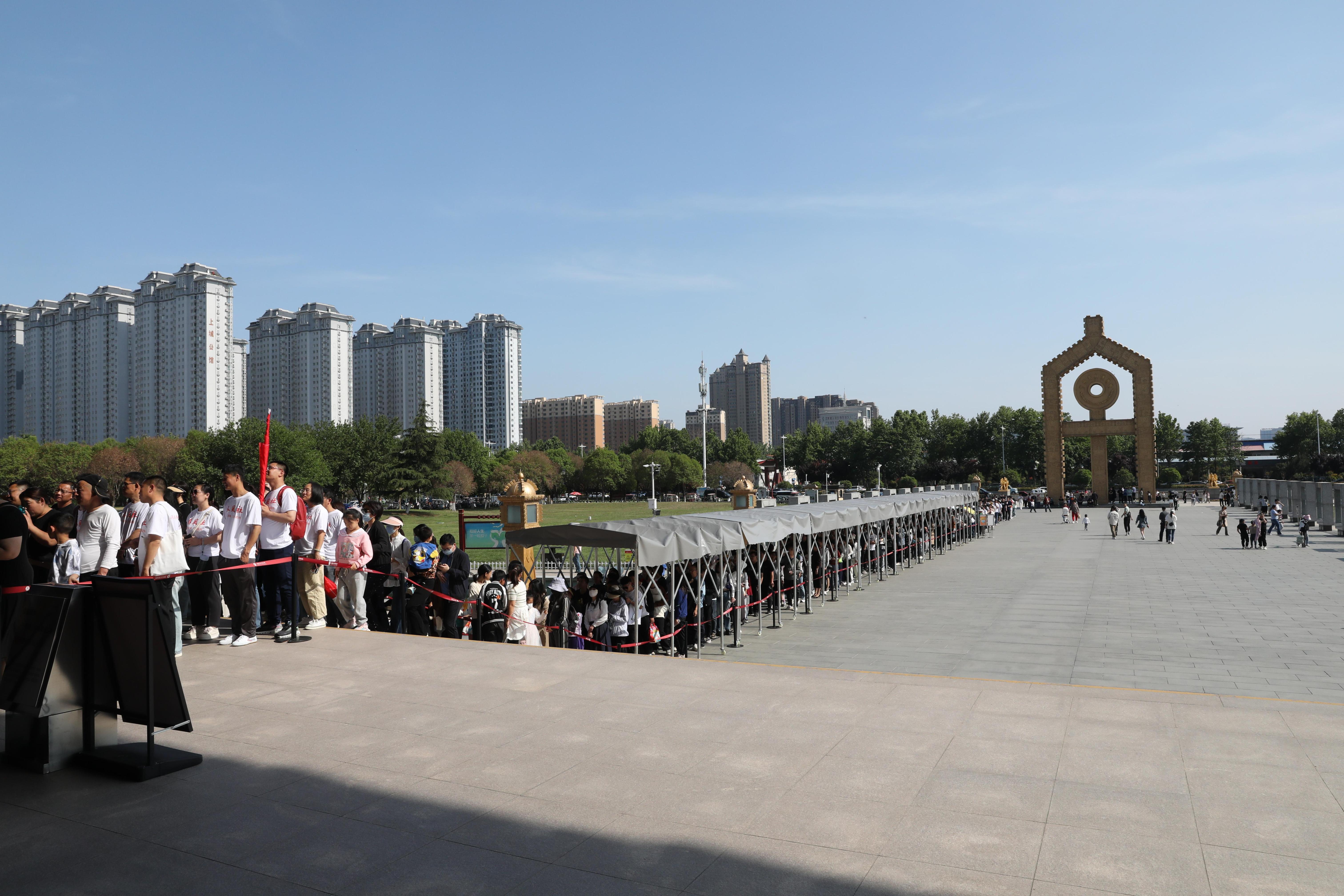 “五一”期間，中國文字博物館外游客有序排隊。中國文字博物館供圖