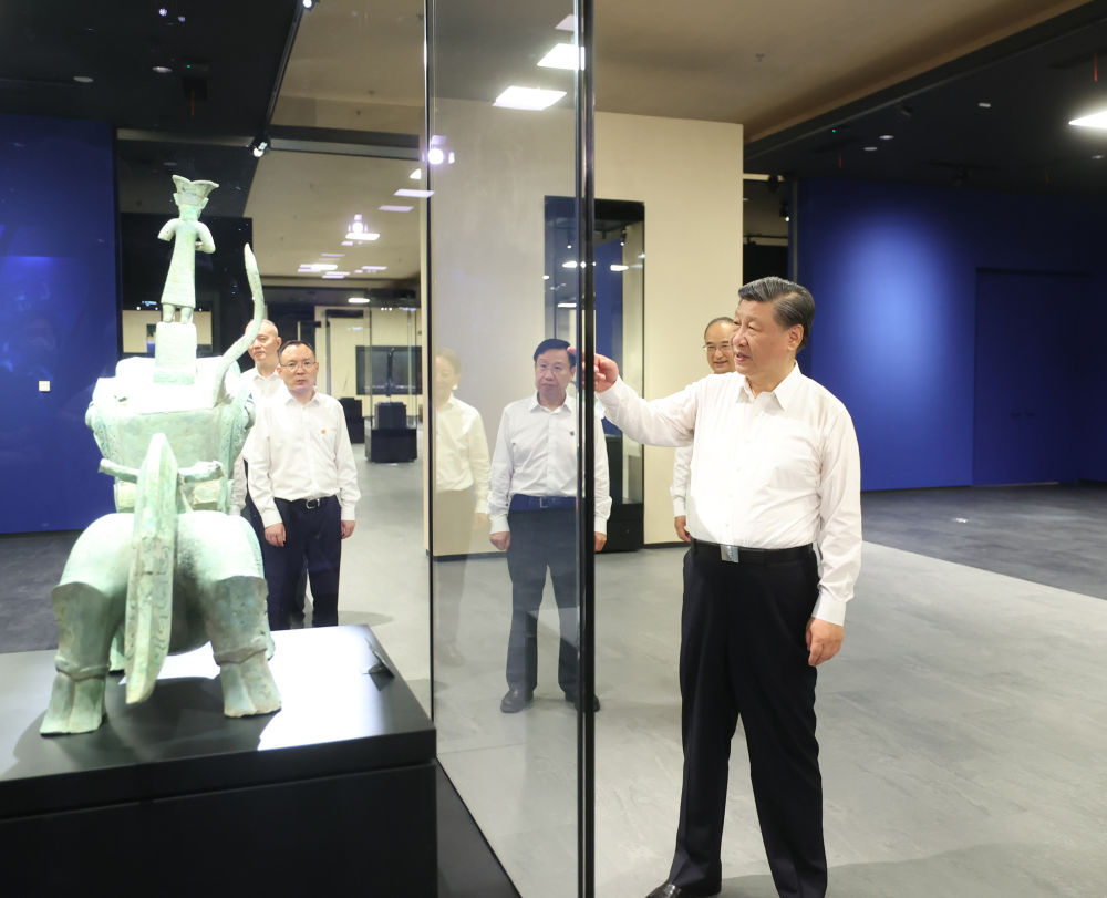 2023年7月26日，習近平總書記在四川省德陽市考察了三星堆博物館，了解當?shù)貧v史文化遺址發(fā)掘研究、文物保護修復等情況。