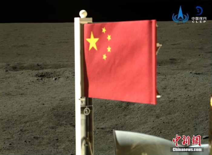 6月4日，中國國家航天局公布了嫦娥六號探測器在月球背面的五星紅旗展示影像。鮮艷的五星紅旗再次閃耀月球，這也是中國首次在月球背面獨(dú)立動態(tài)展示國旗。<a target='_blank' href='/'><p  align=
