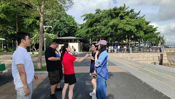 人民網(wǎng)記者采訪紅樹林公園游客。人民網(wǎng)記者 李彤?dāng)z