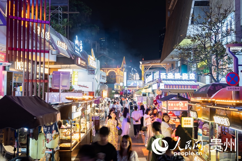 6月21日，夜幕下人頭攢動的貴陽市太平路街區(qū)。人民網(wǎng)記者 涂敏攝
