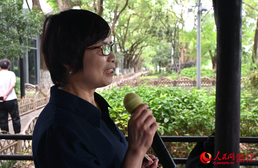 面向運(yùn)河，任國萍放聲歌唱。人民網(wǎng)記者 張麗瑋