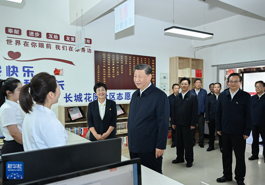 2024年6月19日下午，習(xí)近平在寧夏銀川市金鳳區(qū)長城花園社區(qū)黨群服務(wù)中心便民服務(wù)廳了解社區(qū)開展便民惠民服務(wù)等情況。新華社記者 謝環(huán)馳 攝