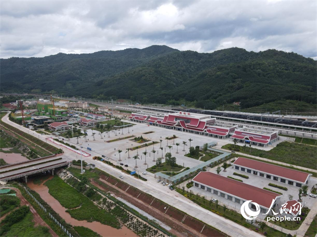 航拍云南磨憨口岸。 人民網(wǎng)記者 符皓攝
