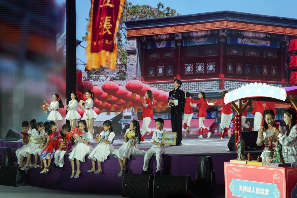 《津門謠》節(jié)目現(xiàn)場。人民網(wǎng)記者 于凱攝