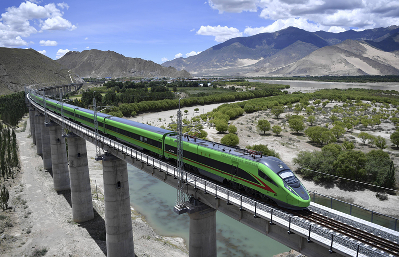 2022年6月22日，復(fù)興號(hào)列車行駛在西藏山南境內(nèi)。