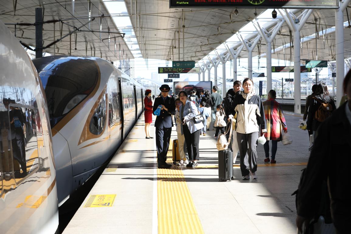 旅客在站臺(tái)準(zhǔn)備乘車。受訪方供圖