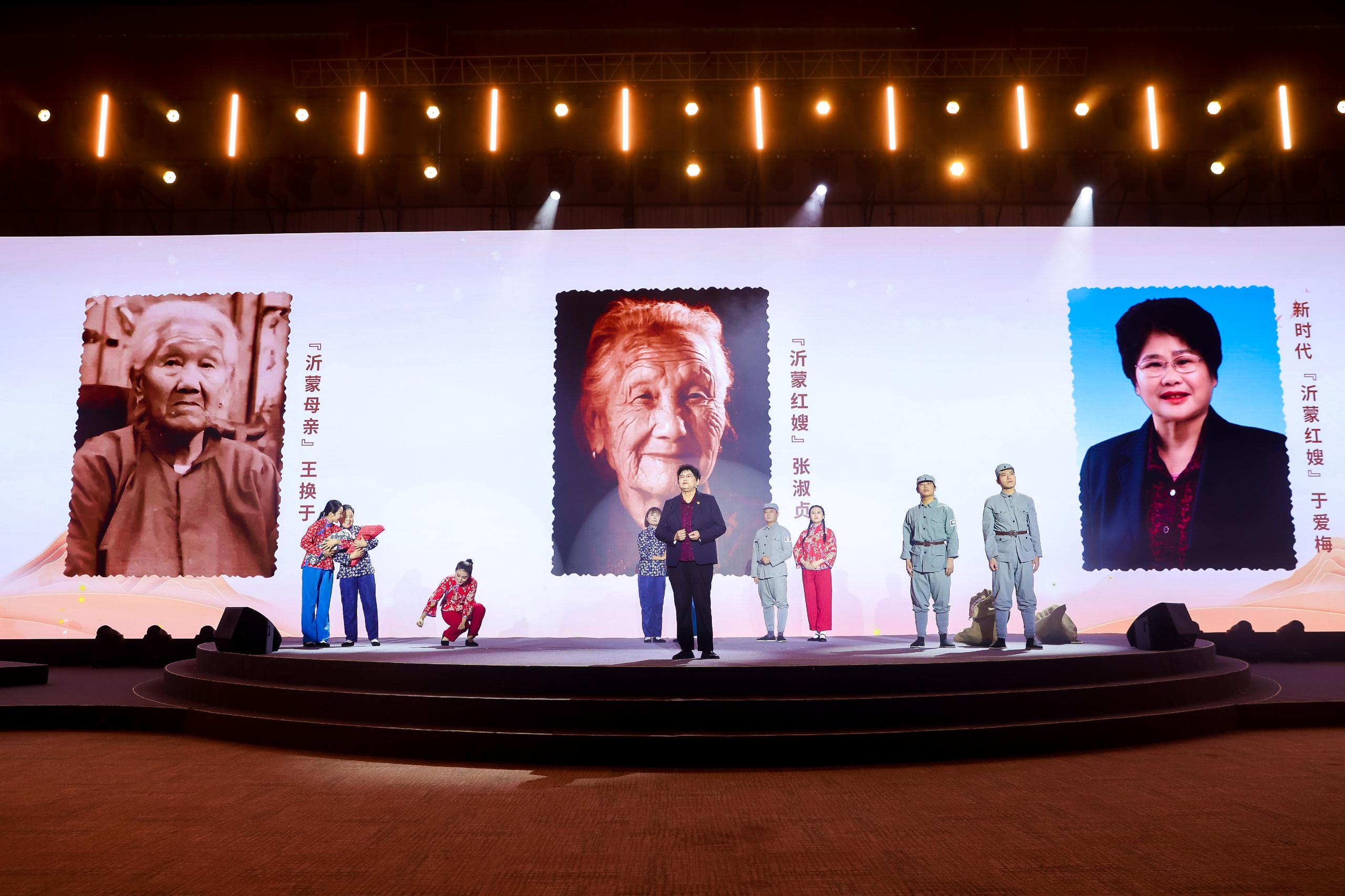 “何以中國(guó)·弦歌不輟”網(wǎng)絡(luò)主題活動(dòng)現(xiàn)場(chǎng)，于愛(ài)梅講述“沂蒙紅嫂”的故事。人民視頻供圖。